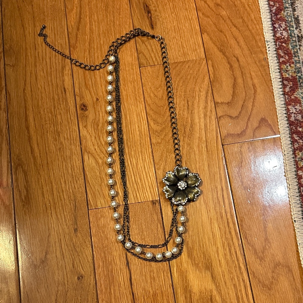Elegant Pearl and Gold Flower Necklace